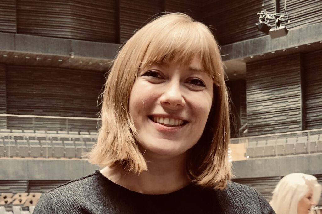 Porträt von Annika Leinauer, freundlich lächelnd.