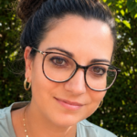 Porträt von Christine Fendt, der Leiterin des Kinderchors „Goldkehlchen“, mit Brille und sympathischem Lächeln im Freien.