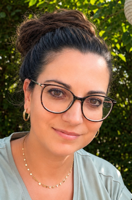 Porträt von Christine Fendt, der Leiterin des Kinderchors „Goldkehlchen“, mit Brille und sympathischem Lächeln im Freien.